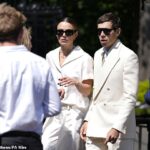 Keira Knightley (visto com James Righton) cortou uma figura sofisticada quando ela e Henry Cavill chegaram a todo o tênis do gramado da Inglaterra e Croquet Club para o dia 14 em Wimbledon no domingo