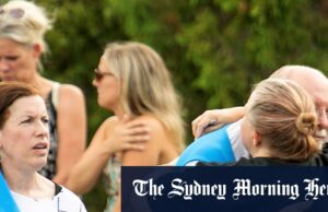 Hom Os funcionários e clientes do Walmart se consolam depois de cavar.