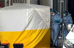 Homem, 31 anos, preso por suspeita de assassinato após a estaca quádruplo que matou dois homens no London Business As autoridades foram chamadas a relatos de que várias pessoas foram atacadas em instalações comerciais (figura: técnicos forenses no palco)