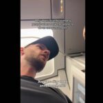 Homem com Allner severo Allerged para não avião para fazer o anúncio do anúncio