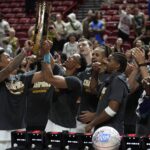 Os jogadores de Charlotte Hornets celebram o Sacramento Kings no domingo, 20 de julho de 2025, em uma partida de basquete da NBA Summer League Championship em Las Vegas.