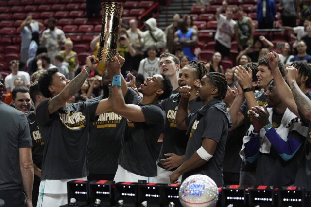Os jogadores de Charlotte Hornets celebram o Sacramento Kings no domingo, 20 de julho de 2025, em uma partida de basquete da NBA Summer League Championship em Las Vegas.