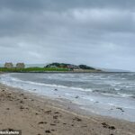 A perna foi encontrada em Prestwick Beach, na Escócia, na manhã de 10 de junho. Foto: Prestwick Promenade olha para o sul em direção a Ayr de volta à cidade em um dia tempestuoso (foto do arquivo)