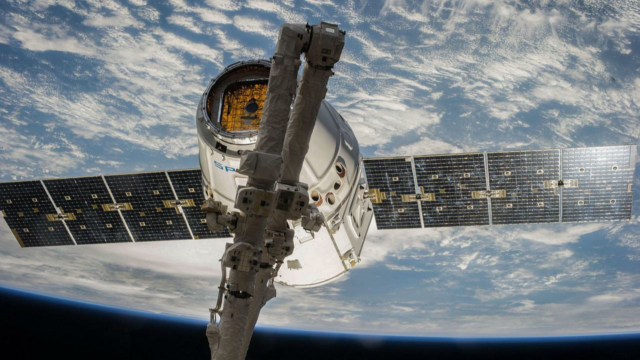 ISO-NASSA da terra da terra isolada em 30 de julho

