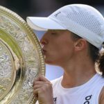 A IGA Swiatek da Polônia beija o troféu depois de derrotar Amanda Anisimova dos EUA para vencer a final feminina no Wimbledon Tennis Championships em Londres, sábado, 12 de julho.