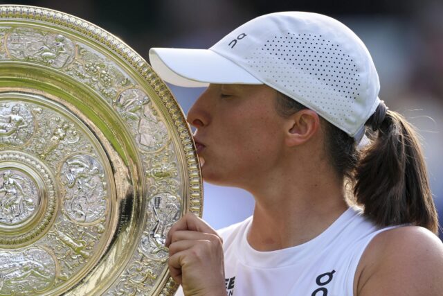 A IGA Swiatek da Polônia beija o troféu depois de derrotar Amanda Anisimova dos EUA para vencer a final feminina no Wimbledon Tennis Championships em Londres, sábado, 12 de julho.
