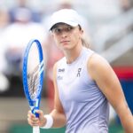 A IGA Swiatek, da Polônia, celebra Guo Hanyu da China durante a segunda rodada de tênis durante a segunda rodada de tênis no torneio de tênis do National Bank Open em Montreal em 30 de julho de 2025.
