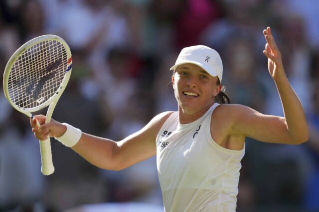 A IGA Swiatek, da Polônia, comemora depois de derrotar Belinda Bencic, na Suíça durante uma partida semi -final feminina no Wimbledon Tennis Championships em Londres na quinta -feira, 10 de julho de 2025.