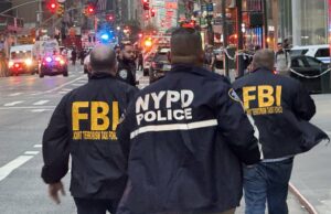 Imagem dramática da arma cor de sangue usada no tiro de Nova York revelado Imagem dramática da arma cor de sangue usada no tiro de Nova York revelado