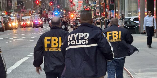 Imagem dramática da arma cor de sangue usada no tiro de Nova York revelado

