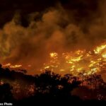 Combustões de incêndio na área de Ahlia, perto da cidade portuária de Ierapetra, na costa sul de Creta Island, Grécia, na quarta -feira, 2 de julho de 2025
