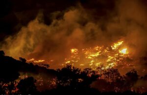 Incêndio na ilha grega de Creta incentiva as evacuações … Combustões de incêndio na área de Ahlia, perto da cidade portuária de Ierapetra, na costa sul de Creta Island, Grécia, na quarta -feira, 2 de julho de 2025