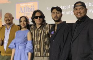 Indro Warkop Puji Lyodra durante a apresentação juntos, por quê? Indro Warkop Puji Lyodra durante a apresentação juntos, por quê?