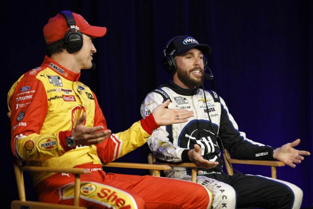 Joey Logano (22) e Shane van Gisbergen (88) durante o treinamento de Daytona 500. Fonte: Imagen