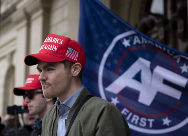 Influener de extrema direita Trump Optein: 'Liberais estavam certos'

