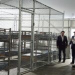 Os relatórios indicam condições difíceis para prisioneiros e funcionários da nova captura de migrantes na Flórida, chamada Alligator Alcatraz. Foto: O presidente Donald Trump, o governador Ron DeSantis e a secretária do DHS Kristi Noem visita a instalação na semana passada