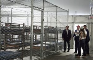 Insiders revelam o destino assustador dos prisioneiros de ‘Alligator Alcatraz’ tentando escapar … e inferno por dentro Os relatórios indicam condições difíceis para prisioneiros e funcionários da nova captura de migrantes na Flórida, chamada Alligator Alcatraz. Foto: O presidente Donald Trump, o governador Ron DeSantis e a secretária do DHS Kristi Noem visita a instalação na semana passada