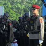 Inspetor de figura Geral Dadang Comandante cansado da cerimônia de 79 anos de Bhayangkara: Polícia Intelectual com o título de Professor