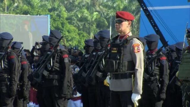 Inspetor de figura Geral Dadang Comandante cansado da cerimônia de 79 anos de Bhayangkara: Polícia Intelectual com o título de Professor

