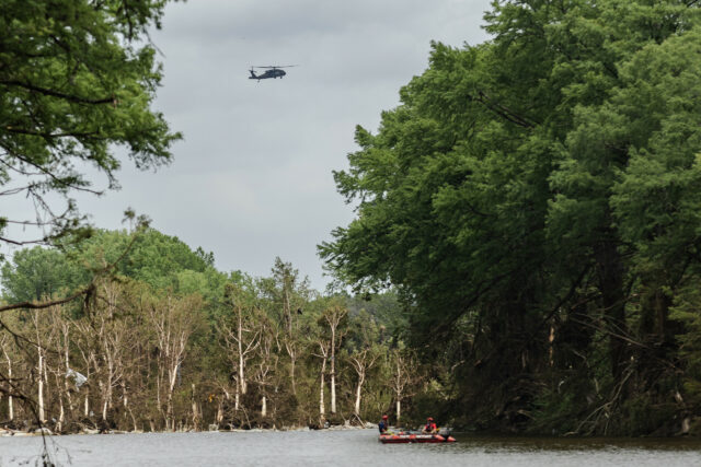 Inundações do Texas: drone, helicóptero colisando busca em meio a e salvação, diz a cidade

