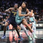Isabelle Harrison, de Nova York, Liberty dribla a bola durante a partida com Indiana Fever.