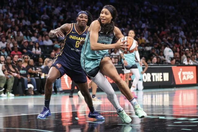 Isabelle Harrison, de Nova York, Liberty dribla a bola durante a partida com Indiana Fever.