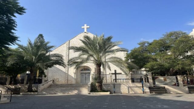 Israel ataca a única igreja católica em Gaza, duas mulheres matadas

