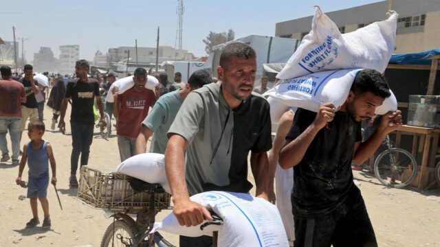 Israel slams para ignorar a ajuda já em Gaza enquanto exigia mais

