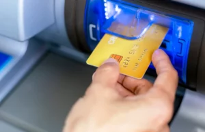 Isso nos cortará no caixa eletrônico. Os bancos pedem retirada em dinheiro Isso nos cortará no caixa eletrônico. Os bancos pedem retirada em dinheiro