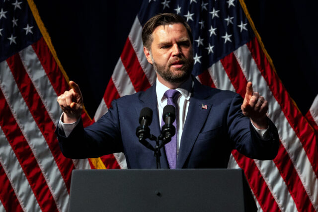 JD Vance bateu, vaiado para o jantar da Califórnia

