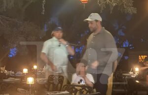 JD Vek “Lobpers do Caribe” foi almoço no “Pirates” para a viagem à Disney JD-VANC-TMZ-2