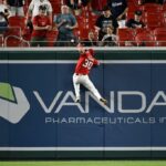 Jacob Young (30) em Washington, que sobe na parede para se afastar de Riley Greena de Detroit Tigers, ao atingir o impulso de Kyle Finnegan durante a nona rodada no segundo jogo de beisebol em Doubleheader em Washington, quarta -feira, na quarta -feira, 2 de julho de 2025.