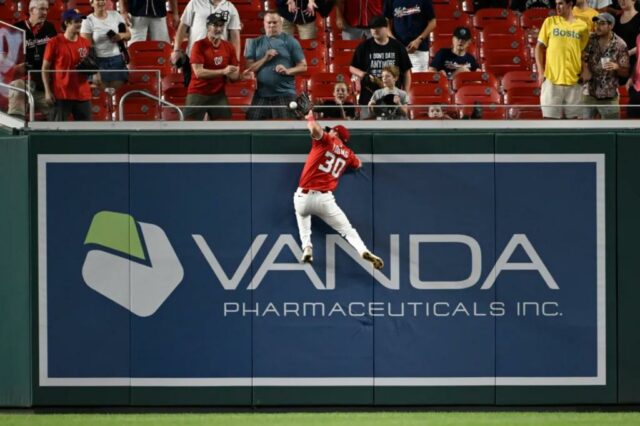 Jacob Young (30) em Washington, que sobe na parede para se afastar de Riley Greena de Detroit Tigers, ao atingir o impulso de Kyle Finnegan durante a nona rodada no segundo jogo de beisebol em Doubleheader em Washington, quarta -feira, na quarta -feira, 2 de julho de 2025.