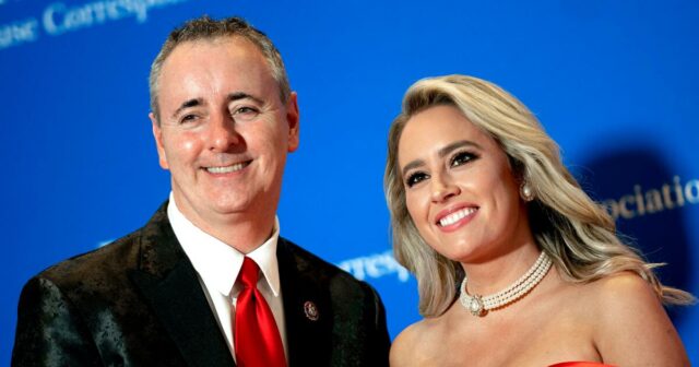 Jacqui Heinrich, da Fox News, verifica a história de seu próprio compromisso: 'Verdadeiro'

