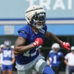 Jalin Hyatt, beneficiário do New York Giants, em um campo de treinamento.