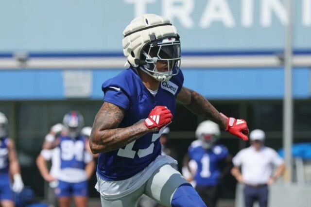 Jalin Hyatt, beneficiário do New York Giants, em um campo de treinamento.