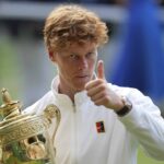 Jannik Sinner, da Itália, celebra Carlos Alcaraz da Espanha depois de derrotar Carlos Alcaraz da Espanha para vencer a final masculina no Wimbledon Tennis Championships em Londres no domingo, 13 de julho de 2025.