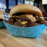 O proprietário do Semash, Gil Sesma, segura uma cerveja atrás do bar em Tapp'd, a taberna que ele abriu recentemente em Industrial Belmont, e fez uma pausa nos cuidados da indústria em que produz Smashburgers artesanais. (Kate Bradshaw/Bay Area News Group)