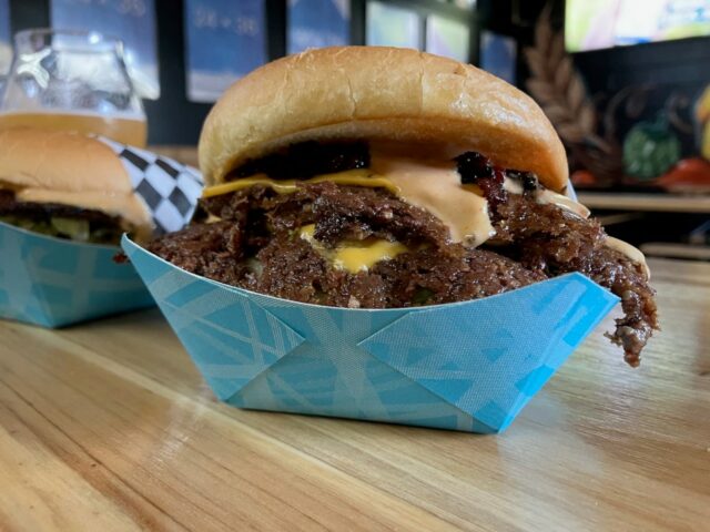 O proprietário do Semash, Gil Sesma, segura uma cerveja atrás do bar em Tapp'd, a taberna que ele abriu recentemente em Industrial Belmont, e fez uma pausa nos cuidados da indústria em que produz Smashburgers artesanais. (Kate Bradshaw/Bay Area News Group)