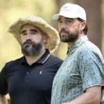 Jason Kelce diz que ele e Travis Kelce são encaminhados em sua família durante a baixa temporada da NFL (exclusiva) 790