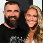 Jason Kelce diz que o sofá onde ele dorme está 'quebrado' depois de tirar sarro da esposa Kylie Kelce