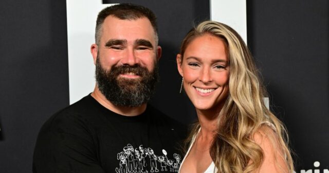 Jason Kelce diz que o sofá onde ele dorme está 'quebrado' depois de tirar sarro da esposa Kylie Kelce