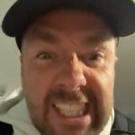 Jason Manford atingiu uma cadeia de hotéis