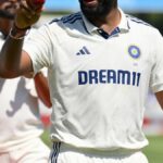 Jasprit Bumrah doa sapatos depois de Lord Fifer no Museu MCC