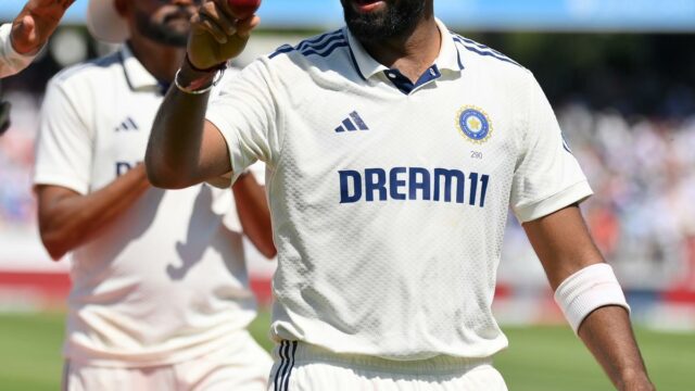 Jasprit Bumrah doa sapatos depois de Lord Fifer no Museu MCC

