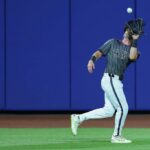 Jeff McNeil pega a bola no campo intermediário durante a vitória do Meta Over Angels em 21 de julho de 2025.