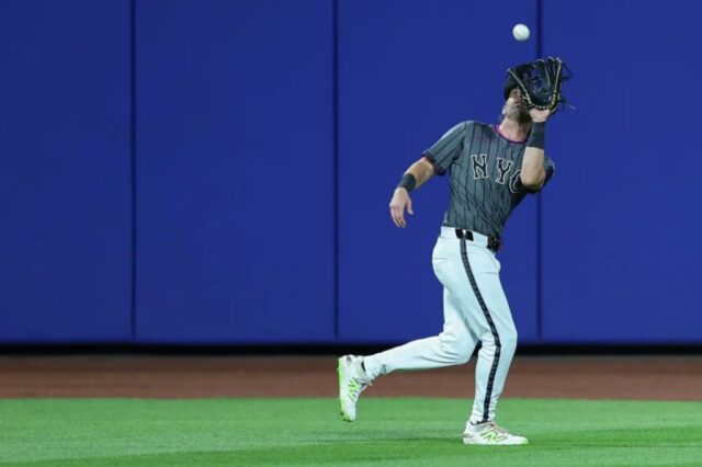 Jeff McNeil pega a bola no campo intermediário durante a vitória do Meta Over Angels em 21 de julho de 2025.
