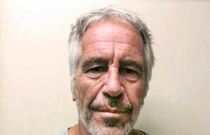 Jeffrey Epstein morreu de suicídio e não há “lista de clientes”, diz o Ministério da Justiça Em 28 de março de 2017, a foto do agressor sexual do estado de Nova York, Jeffrey Epstein, mostra. (Registro/AP/Arquivo do Perpetrador do Estado de Nova York sobre a CNN Newsource)
