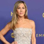 Jennifer Aniston oferece seus gêneros doces com Courtey Cox