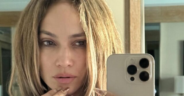 Jennifer López surpreendeu a selfie sem maquiagem para marcar seu 56º aniversário


